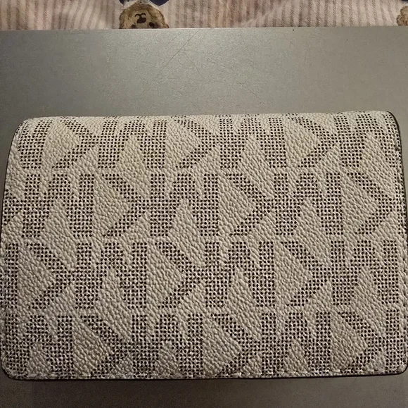 Michael Korrs Bifold Wallet - Picture 2 of 6